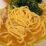 ラーメン ますみ屋 - 豚骨の麺、中太楕円の家系スタイル
