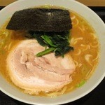 ラーメン ますみ屋 - 醤油とんこつ（家系スタイル）ほうれん草多い390円なのに