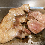 柳家 - 大好きな　猪ロース
      脂身が、皮に近い部分と内側が、二層になっているのが究極のトリミングです♪