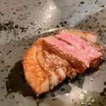 柳家 - 鹿のロース　鹿肉は軽いアレルギー反応が出る方も〜
      小生もそうでした。
      最初だけ、喉がイガイガする程度だけですけどね！笑笑