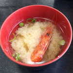 Noichi Shokudou - 味噌汁には赤海老がそのまま入っており、漁港らしさを感じる