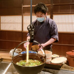 柳家 - 自然薯を　おとりわけ〜
      少し撮影アングルが良くないですね〜