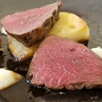 Ristorante 迫 - ⑥蝦夷鹿(北海道産)のロースト、聖護院蕪のソテー、聖護院蕪のピューレソース&赤ワインソース
                    蝦夷鹿は軟らかい、しかし、より濃い味わいが欲しいところ