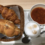 カフェデンマルク - イートインでいただきます。
パンはあたためてもらいました。