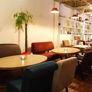 ゆったりソファ席で料理もデザートも！女子会におすすめ！