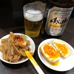 中華そば べんてん - 麦酒（アテ付）650円　味玉100円