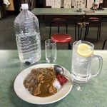 菊屋 - カレーライス300円、チューハイ370円