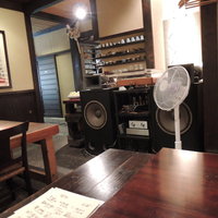 蕎麦懐石 無庵 - テーブルから店の入口の方向を写す。真空管のアンプが搭載されたステレオと，壁に掛けられた「赤富士」の絵が見て取れる。