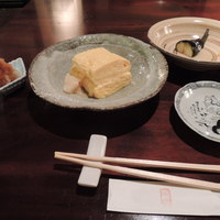 蕎麦懐石 無庵 - 出汁巻き玉子と醤油の掛かった辛み大根。これは，正に，蕎麦屋の出汁巻き玉子。