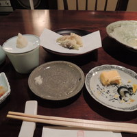 蕎麦懐石 無庵 - 茗荷のてんぷら。揚げ方が絶妙。手前の皿には，上品な感じでの塩を盛り付けて供される。