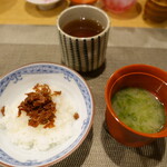 輪久 - 干し海老の佃煮ご飯・お味噌汁