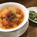 創作麺工房 鳴龍 - 麻辣担担麺とパクチー