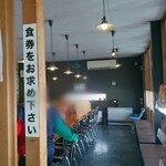 Chuukasoba Jinshichi - 広々とした店内はコノ字形カウンターとテーブル