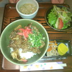 あぶり肉工房 西村家 - 初(^o^)西村屋、ランチ～！
                                牛すじ丼定食600円の大盛プラス50円の650円定食(*^▽^*)
                                お肉が、トロトロ～激うまでした(≧▽≦)
                                牛すじ丼、たくあん、人参