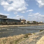 ピエール・エルメ・パリ - 川向こうの建物が、リッカールトンH