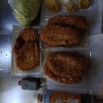 とんとん亭 - チーズメンチ6枚　手切りのキャベツが超旨い