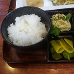 こしじ - ご飯・マカロニサラダ・漬物