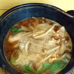 三楽 - 豚汁鍋。豚肉·モヤシ·長ネギ·豆腐·卵の鍋です。