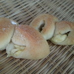 ひと粒の麦 - オリーブとチーズのエピ