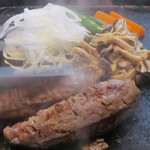 平家の郷 - 2012/8 半分にカットし押し付けます（霜降り和牛180g）