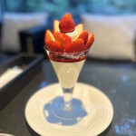 Pandora - 旬摘み苺と生ホワイトチョコムースのパルフェ