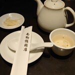 南翔饅頭店 - お茶とお箸とお皿