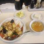 栄華楼 - 中華丼・スープと冷奴、漬物が付きます。