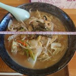 らーめんどう楽 - みそ野菜ラーメン830円　丼の直径21cm