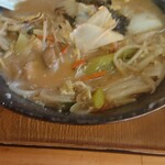 らーめんどう楽 - みそ野菜ラーメン830円　3すすり後