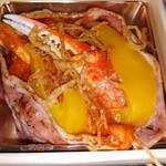 割烹かまた - 右上、ベーコンの器に、カニのミートソースが入っています