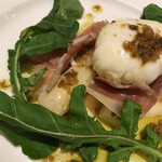 マッシュルーム - ロワール産ホワイトアスパラのポシェ 愛媛みかん卵のポーチドエッグとシャルキュトリ赤石の生ハム添え