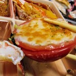 割烹かまた - トマトの器の中にカニグラタン（カニの身がギッシリ入っています）