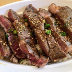 亀山精肉店 - 牛ステーキ丼 ¥980（税込）
      
