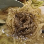 金八家 - 麺に直接胡椒を振って、そのまま食べると、黒胡椒の風味をダイレクトに味わえます。