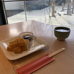 あかぎカフェ - 全体図。
            お茶付きのわらび餅。
            税込660円のおやつタイム。