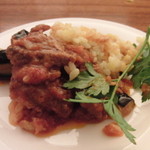 モンティパイソン - 宴会４名訪問＝仔牛肉と茄子の煮込み、クミン風味、サフランライス添え（４名分に分けた後の量です）