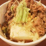 Sukiya - 牛丼ライト@330円（ご飯の代わりに豆腐とサラダが入ってます。）