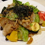 ビストロ茶葉蘭 - 大盛りの特製肉野菜炒め