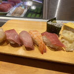 寿司 魚がし日本一 - ホタテ、中トロ、大トロ、えび、赤身、ガリ
            釜揚げしらす(軍艦)、たまご