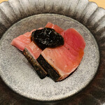 鮨 由う - ・佐渡産メジマグロの赤身、中トロ、大トロ
      　海苔醤油