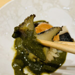 鮨 由う - ・宮城県産蒸し黒鮑の肝ペーストと
      　根室産ムラサキウニのシャリ和え