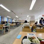 バランス食堂 イコット - 明るく広い店内