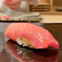 鮨 あらい - 伊豆下田沖150kgのマグロ中トロ　この日の一番はこの中トロ　筋が柔らかで脂の甘さが際立ち、シャリとのバランスが素晴らしかったです♪