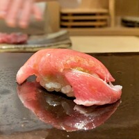 鮨 あらい - 伊豆下田沖150kgのマグロ大トロ　筋が強いのは美味しい証　脂ののりが素晴らしいです♪