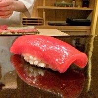 鮨 あらい - 伊豆下田沖のマグロ赤身 150kg　表面の脂がキラキラと輝きを放ち脂ののりを強く感じさせます　見た目通りに上品な脂がしっとりとした身にたっぷり　良い味わいです♪