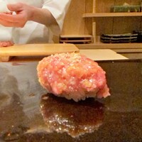 鮨 あらい - ※ 追加 ※
                      メイさんの席では〝おはぎ〟は出ないので、連れも一緒に追加です♪
                      〝すし匠〟名物のおはぎを引継いだ新井氏から、メイさんへ継がれる〝おはぎ〟、こんな継承も鮨文化なんでしょうね。
                      旨い♬