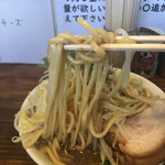 わいるどラーメン ごんぞう - 中太麺　アップ