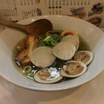 らーめん キング - 魚介塩ラーメン(900円、斜め上から)
