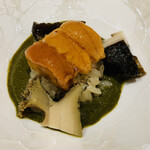 鮨 由う - ・宮城県産蒸し黒鮑の肝ペーストと
      　根室産ムラサキウニのシャリ和え