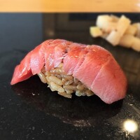 いわ志 本店 - 握り　鮪中とろ